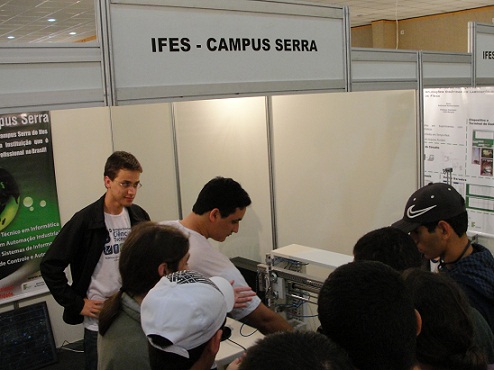 alunos apresentando projeto CLP 2