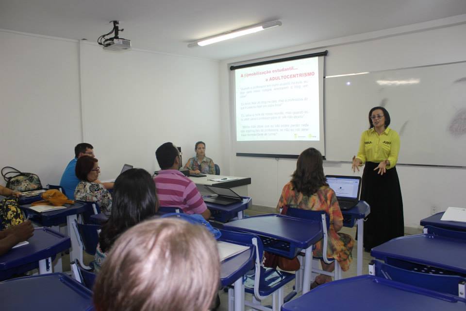 Aluna da PIE durante apresentao de TCC
